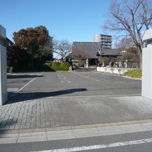 宝樹院の入口の門です。門柱には、山号も、寺号も、院号も無し。