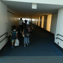 おーこの子らはチビっ子ＶＩＰで1人旅ですね、ANA職員が案内