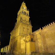 隣のメスキータ