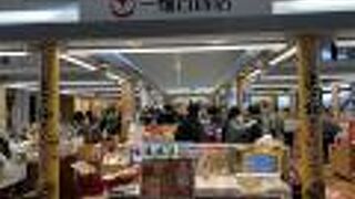 地元の商品が多く並ぶ