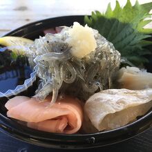 生しらす丼です。