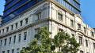 レトロビルの上に近代ビル