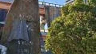 巨大な鯉のオブジェ