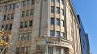 海岸通り沿いのレトロなビル　