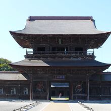 重厚な山門