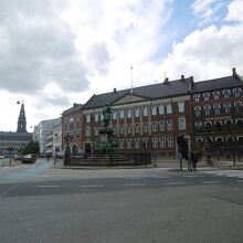 奥にデンマーク国立銀行本店、手前にニールス・ジュエル提督の像