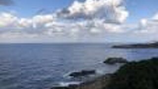 荒波が打ちつける