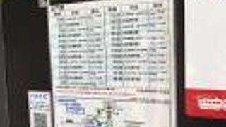 古い車両が目立つが温かみを感じる