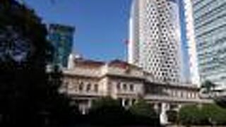 温かい陽射しに照らされた緑の芝生の前庭からは、近代的な上海のオフィスビルも眺めることが出来ました。