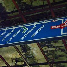 地下鉄の駅名は英語でも表示されています