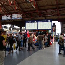 朝のブカレストノルド駅、結構混んでいました