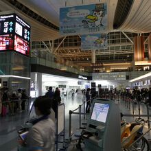 国際線ターミナルのセキュリティー出国審査場前入口