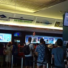 ツアー会社のブースが並んでます