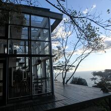 Izu Cliff House 国立公園内の秘境にある絶景 モダニズム建築