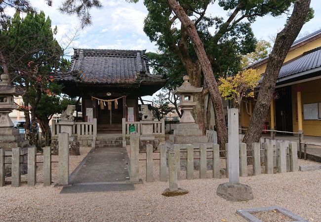 矢作東小学校脇に立地する神社