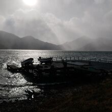 冬の男体山に抱かれた神々しい湖の姿。