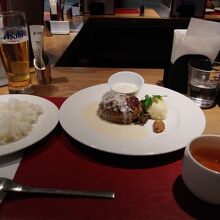 ハンバーグはやや小さめ。