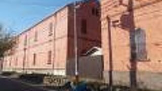 今も味わいのあるレンガ造りの倉庫です。