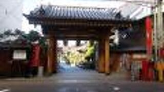 アーケードのある商店街の中にあります。