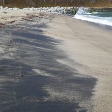 普代川河口寄りの浜辺には、砂鉄の多い部分あり。