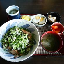 名物かつおめし丼