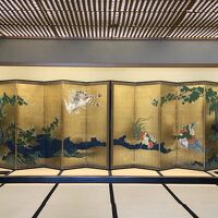 玄関入ってすぐの金屏風