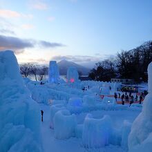 氷像の向こうに広がる支笏湖