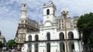 5月広場に面した白い建物