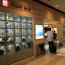 到着ロビーの中央付近にあります