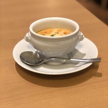 セットの温かいスープ、沁みる