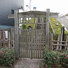 入り口の木の門