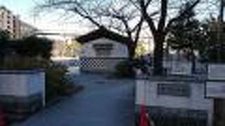 蔵のような外観の公衆トイレがあります