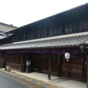 東海道の古い町並みを思い起こさせる素晴らしい建物です。
