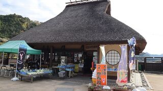 藁ぶき屋根のお食事処