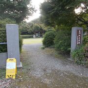 つつじが岡第二公園内にあります。