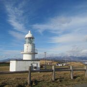 岬の風景に似合う白亜の灯台