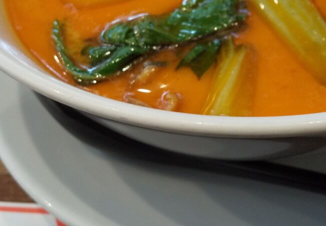 具材を自らチョイスする春雨担々