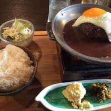 お味噌汁は200円追加するとクラムチャウダーに変えられます