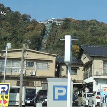 ここから先にケーブルカー・リフト乗り場