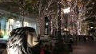 通りのあちこちにアート作品