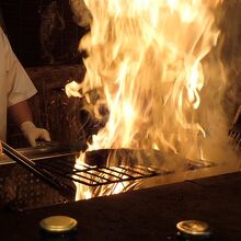 わらで焼いてます