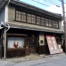 町並みの雰囲気を盛り上げる建物の一つだ