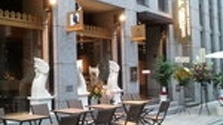 とても高級感のある外観。内部も雰囲気が良く、ビュッフェは種類も豊富。