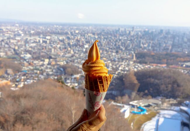 札幌を見下ろしながら絶品の夕張メロンソフトクリーム！