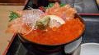 安くないが新鮮で美味しい海鮮丼の店