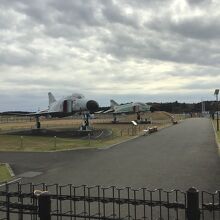 曇り空と展示の航空機