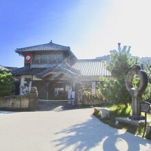 駅を出てすぐです