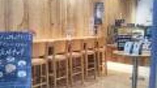 ウッディな雰囲気のカフェ