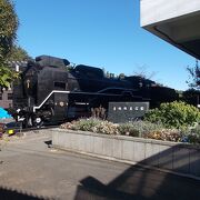 懐かしい蒸気機関車が集まっています。