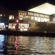 夜は、明かりが波間に映り、ロマンチックなスポットになる。